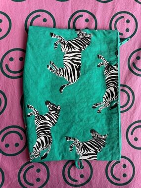 BAGGU medium go pouch, zebra fancy animals, EUC